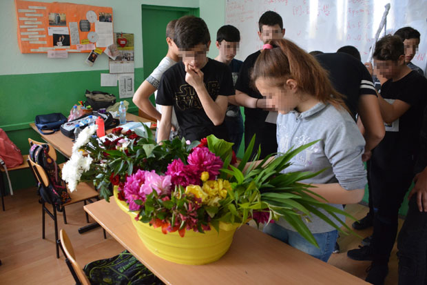 ДЕЦА ПЛЕЛА ВЕНАЦ ЗА МРТВУ ДРУГАРИЦУ: Нашу Марију издало срце(ФОТО)